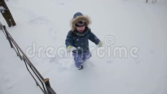 小男孩在雪地里慢跑视频的预览图