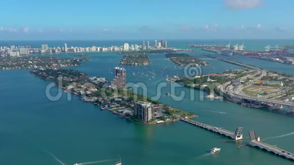 迈阿密佛罗里达州美国2019年5月空中无人机观景飞行迈阿密比斯坎湾从上面穿过和高架桥视频的预览图