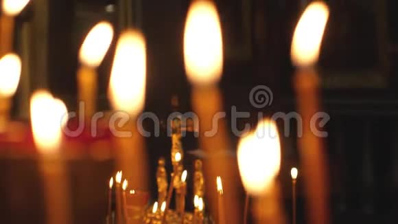在圣彼得堡教堂点燃蜡烛女人点燃蜡烛缓慢地祈祷1920x1080视频的预览图