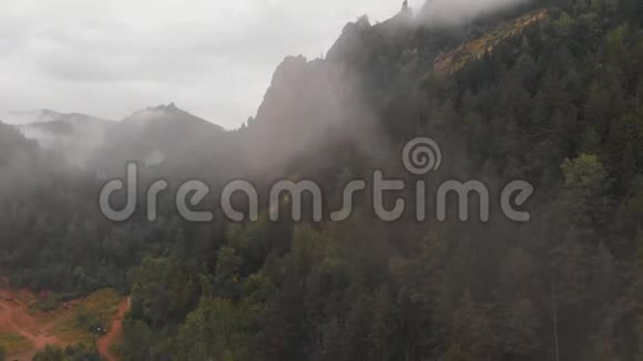 在山峰之间的空中雾气西伯利亚自然保护区斯托尔比的恶劣天气和雾视频的预览图