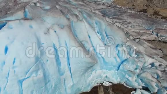 位于两山之间的冰川景色乔斯特达尔布雷恩视频的预览图