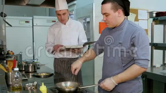 厨师带食谱指导厨师实习生如何煎虾视频的预览图