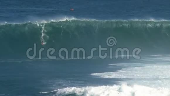 在夏威夷毛伊岛的北岸一个名为Jaws的大规模海浪冲浪休息疯狂冲浪者视频的预览图