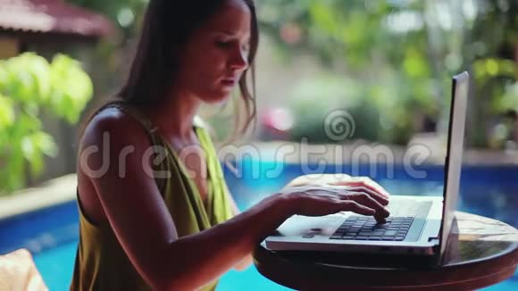 布鲁内特女士在游泳异国情调的暑假在笔记本电脑上打字1920x1080高清高清视频的预览图