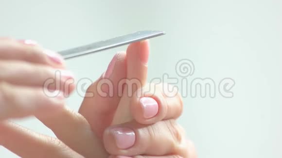美容师整理指甲慢动作视频的预览图