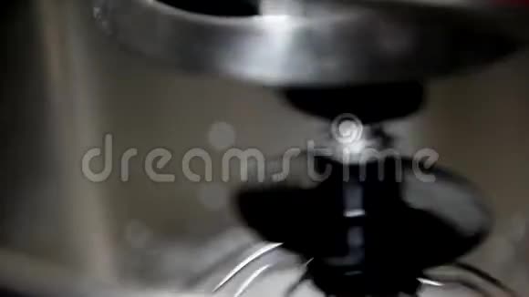 在专业搅拌机的碗中搅拌奶油的过程图像失去焦点边缘运动视频的预览图