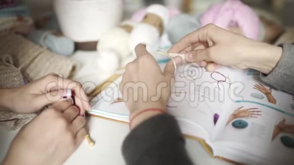 两个女朋友学着用针织针编织女子编织组视频的预览图