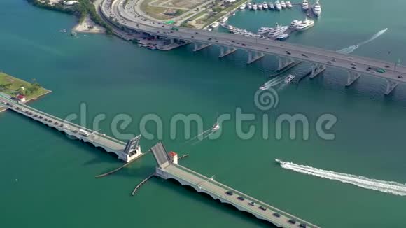迈阿密佛罗里达州美国2019年5月空中无人机观景飞行迈阿密比斯坎湾从上面穿过和高架桥视频的预览图