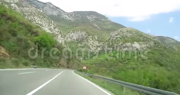 黑山南部风景如画的乡村公路视频的预览图