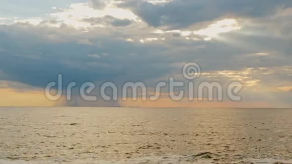 暴雨漫过大海远处有雷云和夕阳视频的预览图
