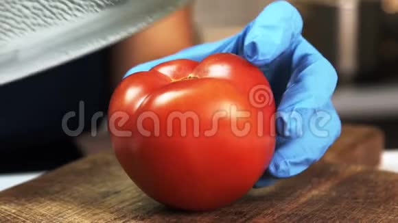 锋利的刀片切成两半熟红色番茄在木板上视频的预览图
