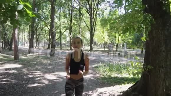 早上在树林里跑步的女孩视频的预览图