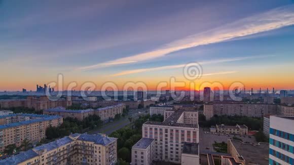 俄罗斯莫斯科日出时分的住宅建筑斯大林摩天大楼和城市全景视频的预览图