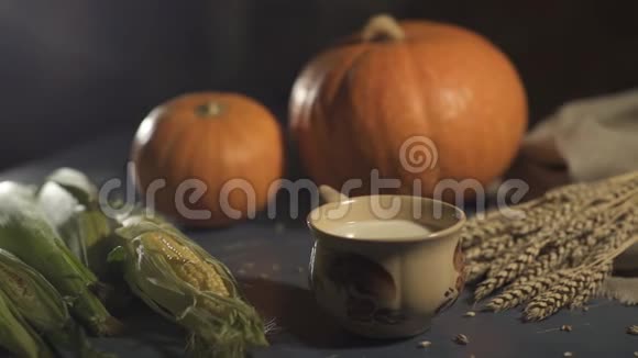 感恩节桌子上有一杯牛奶南瓜和小麦的静态生命在背景上秋收概念视频的预览图