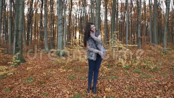 在森林里摆姿势的女孩视频的预览图