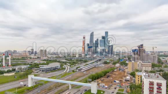 莫斯科城市摩天大楼的商业综合体前景是铁路和汽车立交桥视频的预览图