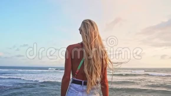 享受海上金发的女人享受风游生活方式的假期与自然和谐放松的概念后方视频的预览图