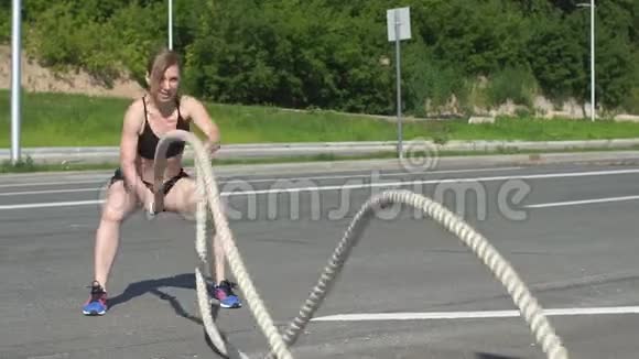 运动女性用战绳锻炼身体交叉装备视频的预览图