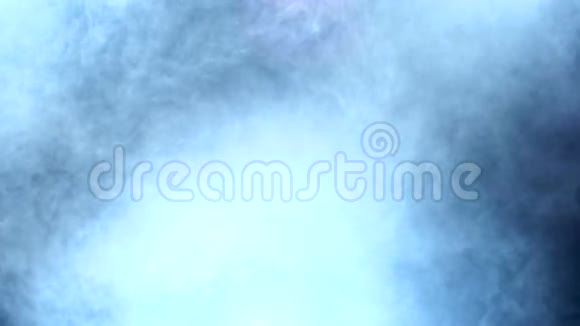 两个足球运动员面对着他们的头盔在烟雾中慢动作视频的预览图