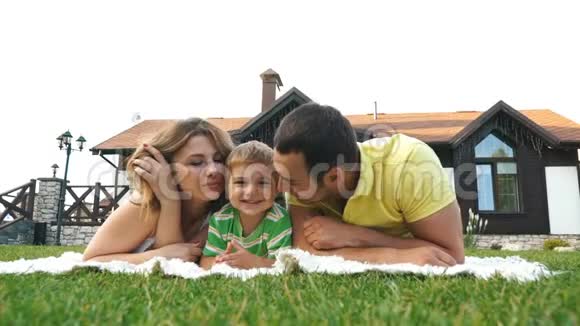 一家人在公园的草地上快乐的玩耍笑脸全都躺在地上玩得开心视频的预览图