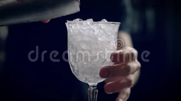 酒保做红冰鸡尾酒他把红酒倒入玻璃杯里视频的预览图