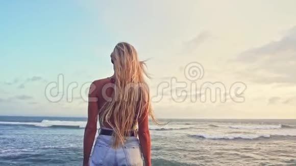 享受海上金发的女人享受风游生活方式的假期与自然和谐放松的概念后方视频的预览图