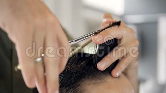 发型师对一个男人表演理发技巧视频的预览图