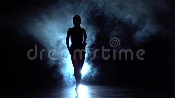 萨尔萨舞伦巴舞的女孩动作背景照明慢动作视频的预览图