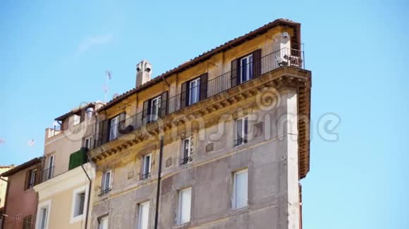美丽的欧洲建筑意大利罗马市中心旧住宅楼的外部视频的预览图