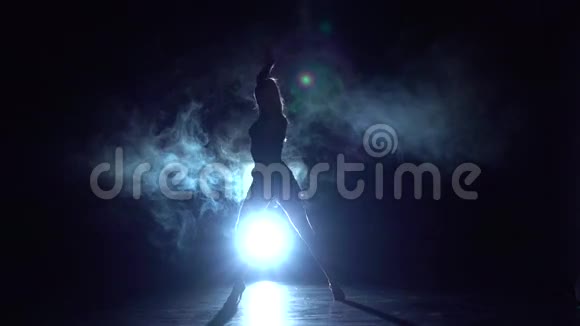 拉丁舞由一个壮观的长腿女孩表演慢动作视频的预览图