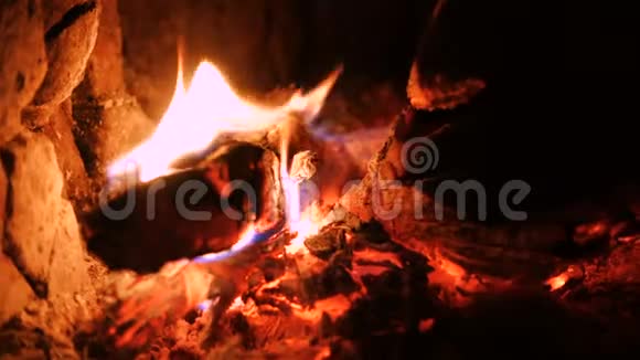 在壁炉前烧木头视频的预览图