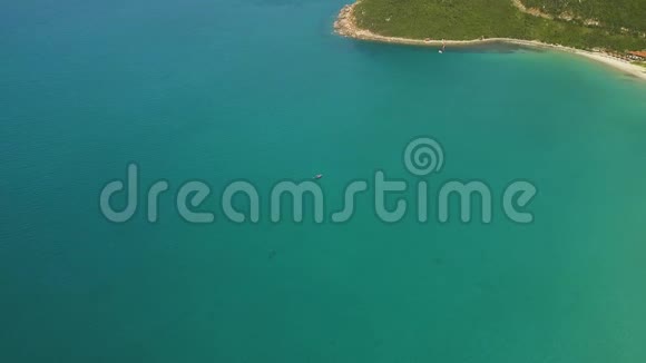 海船在蓝水中航行靠近沙滩鸟瞰从上面可以看到绿松石的海洋和美丽的海岸景色视频的预览图