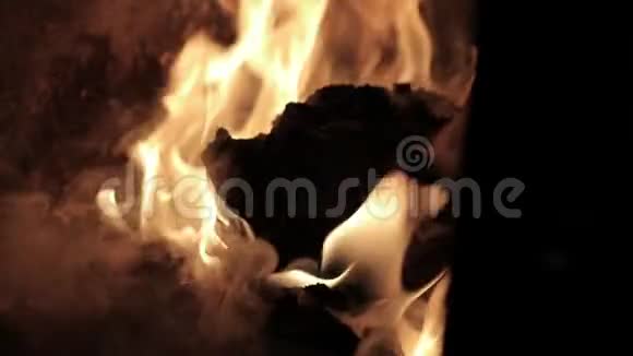 炉子里的煤烧得很紧慢速视频视频的预览图