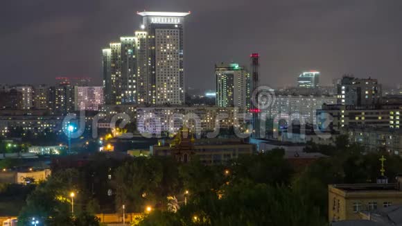 夜晚莫斯科城市景观从屋顶时间推移晚上的住宅楼屋顶的夜景视频的预览图