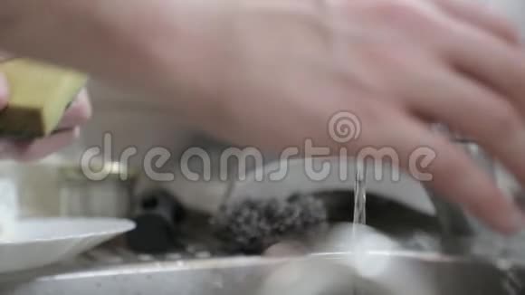 手中洗碗用海绵慢动作视频的预览图