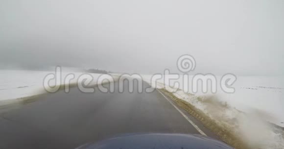 白天前景的冬季驾驶汽车视频的预览图