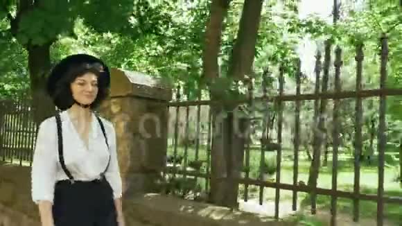 一个戴着帽子的漂亮女孩穿过石头视频的预览图