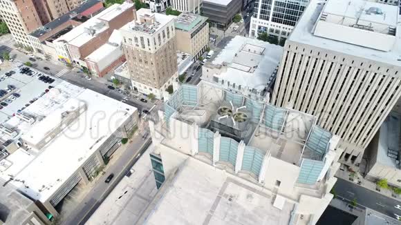 北卡罗来纳州市中心屋顶的无人机空中视频视频的预览图