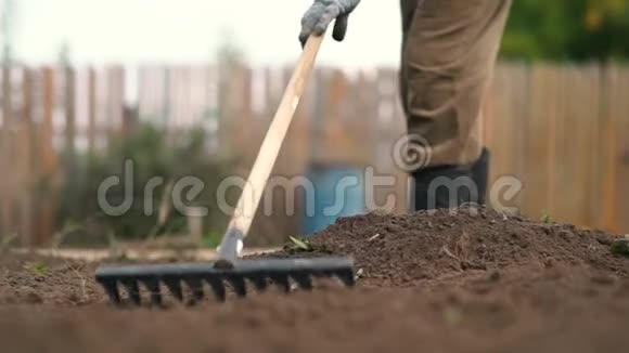 木柄金属耙铺平地面杂草耙用于分级土壤花园室外视频的预览图