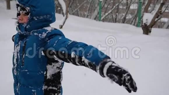 一个孩子在雪地里慢慢地摔倒暴风雪视频的预览图