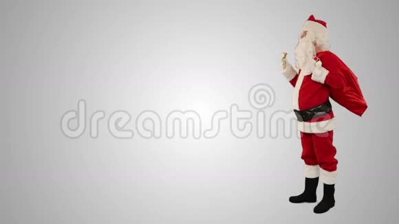 圣诞老人摇着一个有文字空间的钟对着白色的股票镜头视频的预览图
