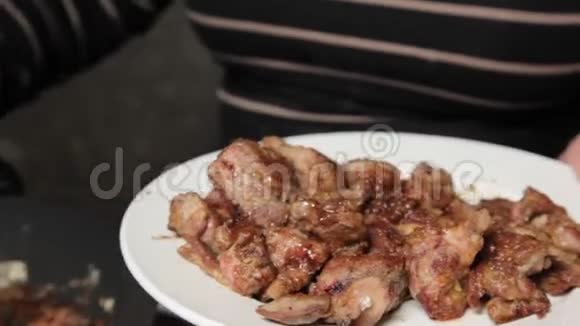 在平底锅上炸猪肉视频的预览图
