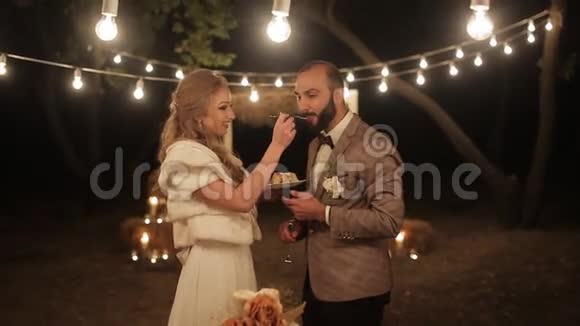 新娘和新郎互相喂结婚蛋糕视频的预览图