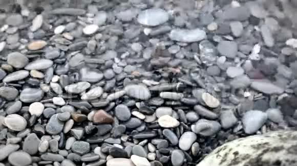波在石头上视频的预览图