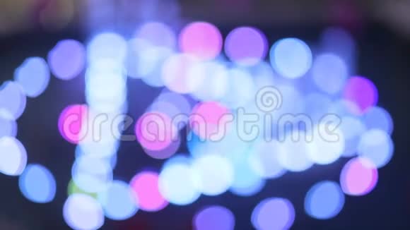 在购物中心突出的博克赫发光的虹彩喷泉播放底部稳定的凸轮慢镜头视频的预览图