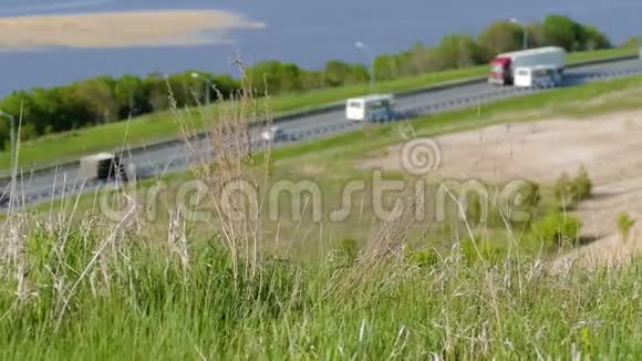 在高速公路的背景下蜿蜒的草地视频的预览图