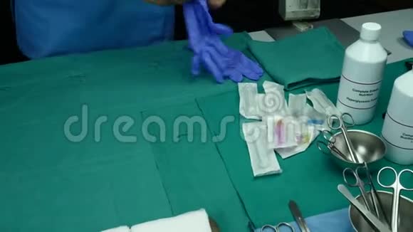 护士在医院准备肠外营养药物视频的预览图