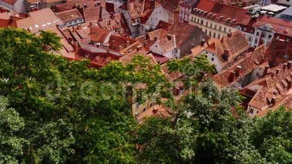 奥地利格拉茨的城市景观美丽的欧洲城市受欢迎的旅游目的地倾斜射击视频的预览图