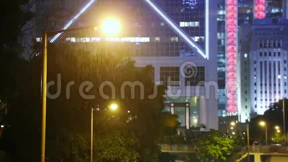 香港夜晚和倾盆大雨视频的预览图