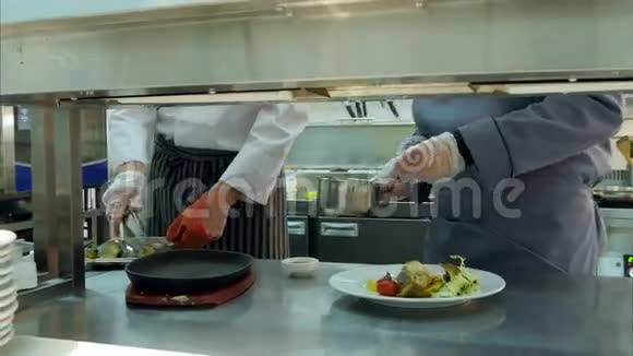 两个忙碌的厨师在餐厅厨房做饭视频的预览图